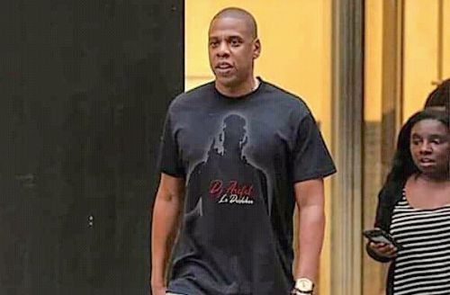Non, cette photo ne montre pas Jay-Z portant un T-shirt en hommage à Dj Arafat