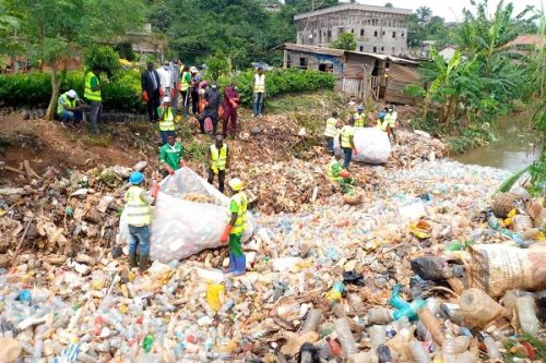 Yaoundé : le Minepded organise le ramassage des bouteilles plastiques dans les cours d’eau