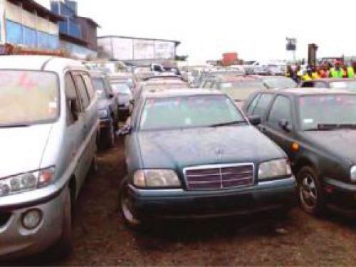 People claim that Cameroon’s customs suspects its agents of illegally clearing vehicles