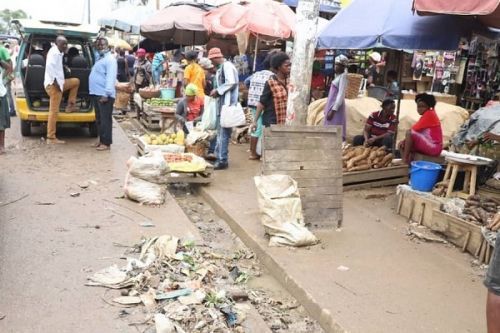 The Mayor of Douala condemns the illegal occupation of sidewalks, fines offenders